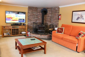 Trailside Village #7 - Slopeside 1BR with Hot Tub, Sauna and BBQ, Ski In Ski Out